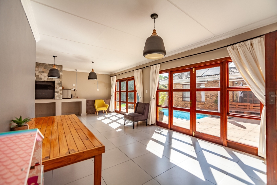 To Let 5 Bedroom Property for Rent in Door De Kraal Western Cape